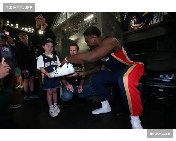 锡安赛后赠抗癌小球迷签名球鞋温情留言传递坚强力量